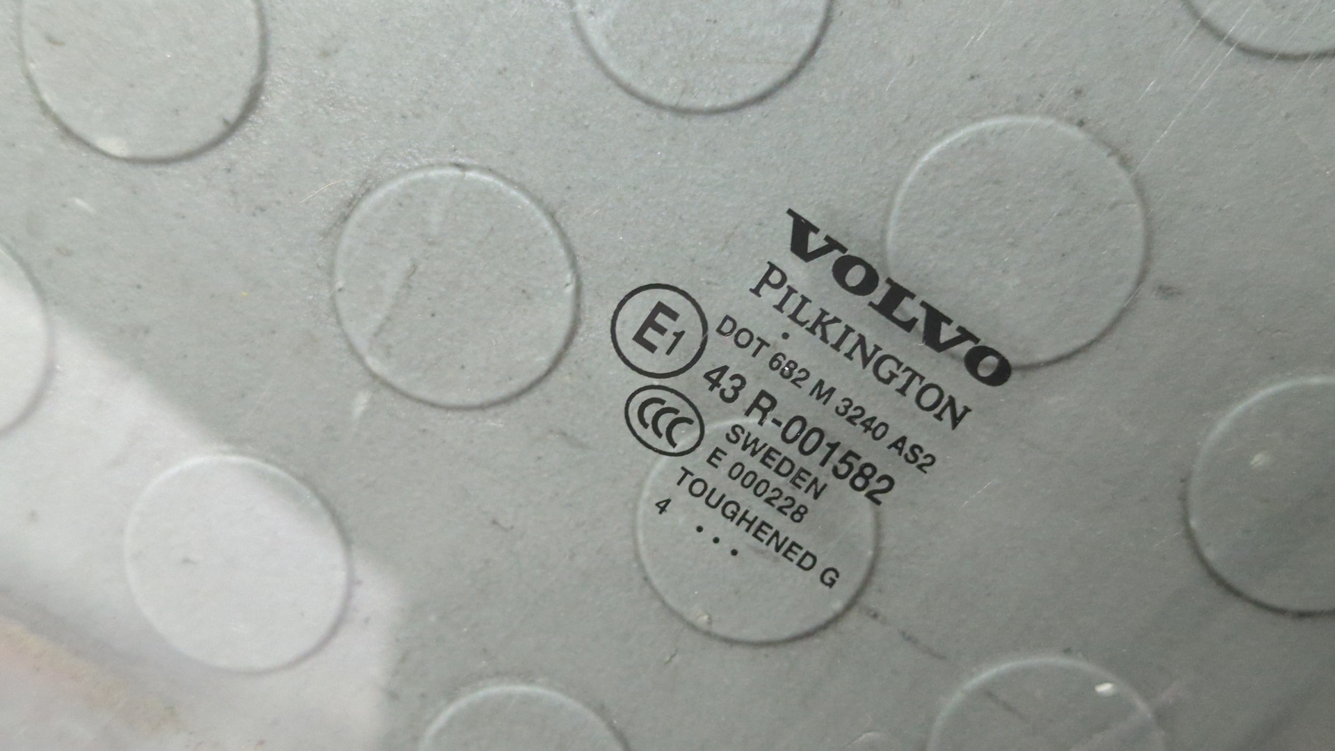 Стекло двери передней левой