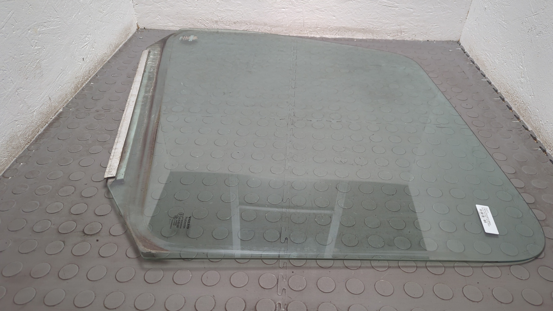 Стекло двери передней левой