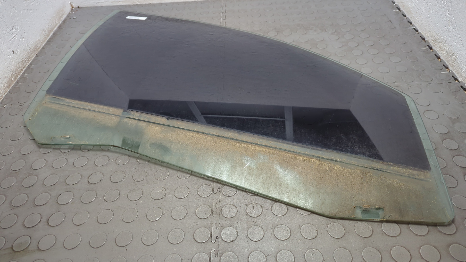 Стекло двери передней правой