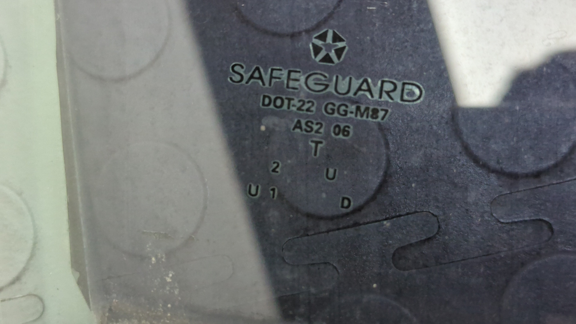 Стекло двери передней правой