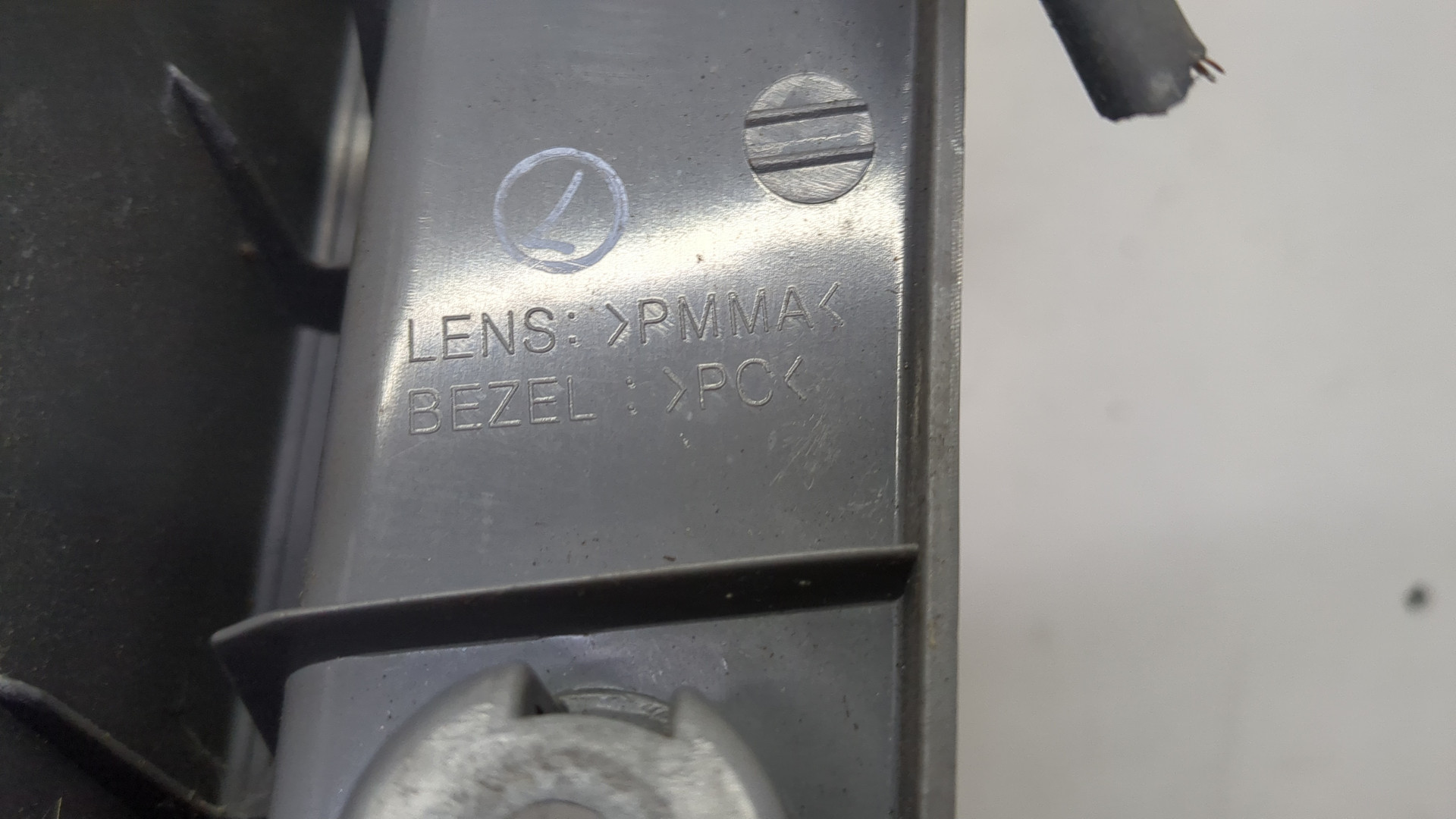 Фонарь задний правый