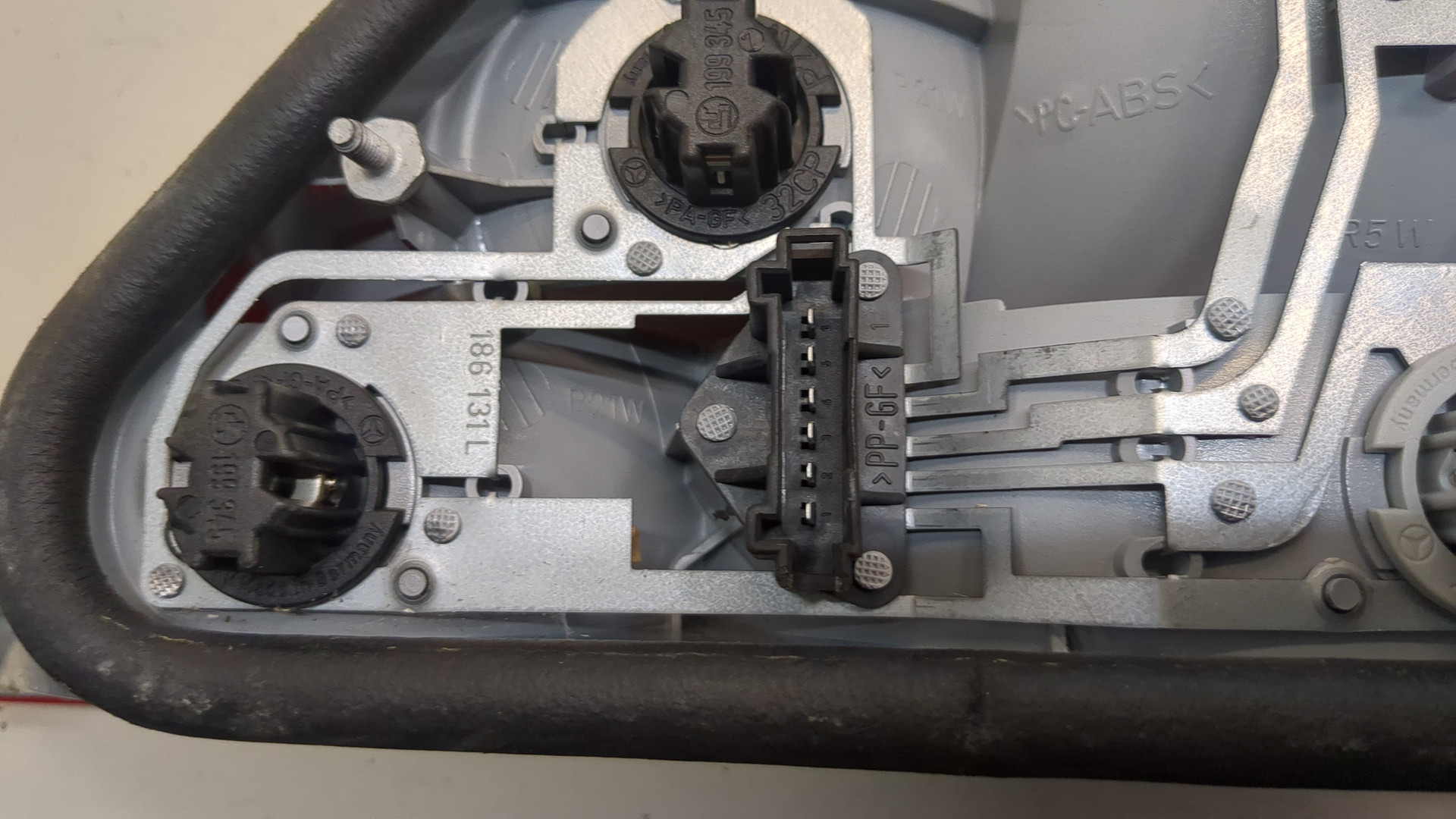 Фонарь задний левый