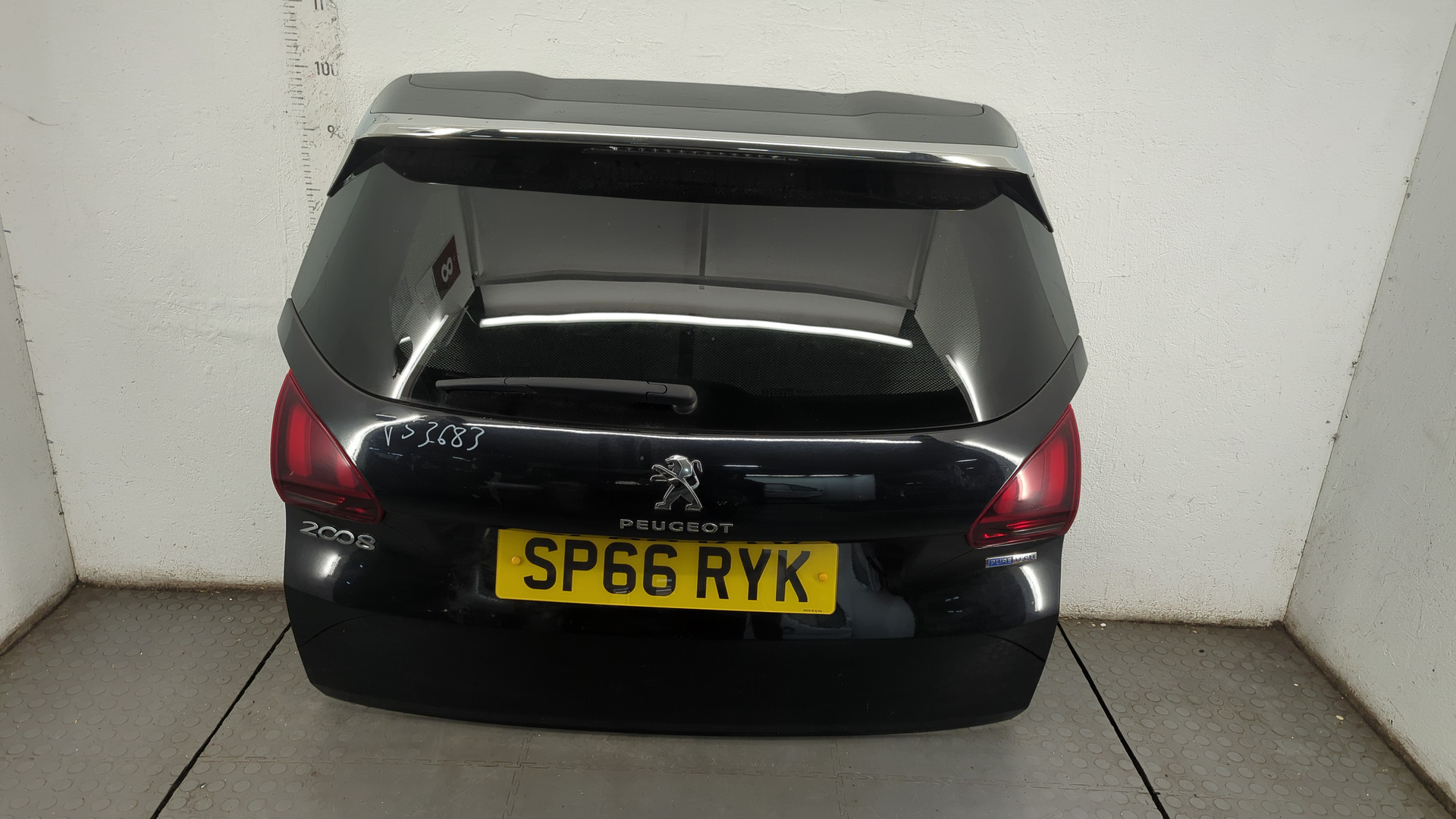 Дверь багажника