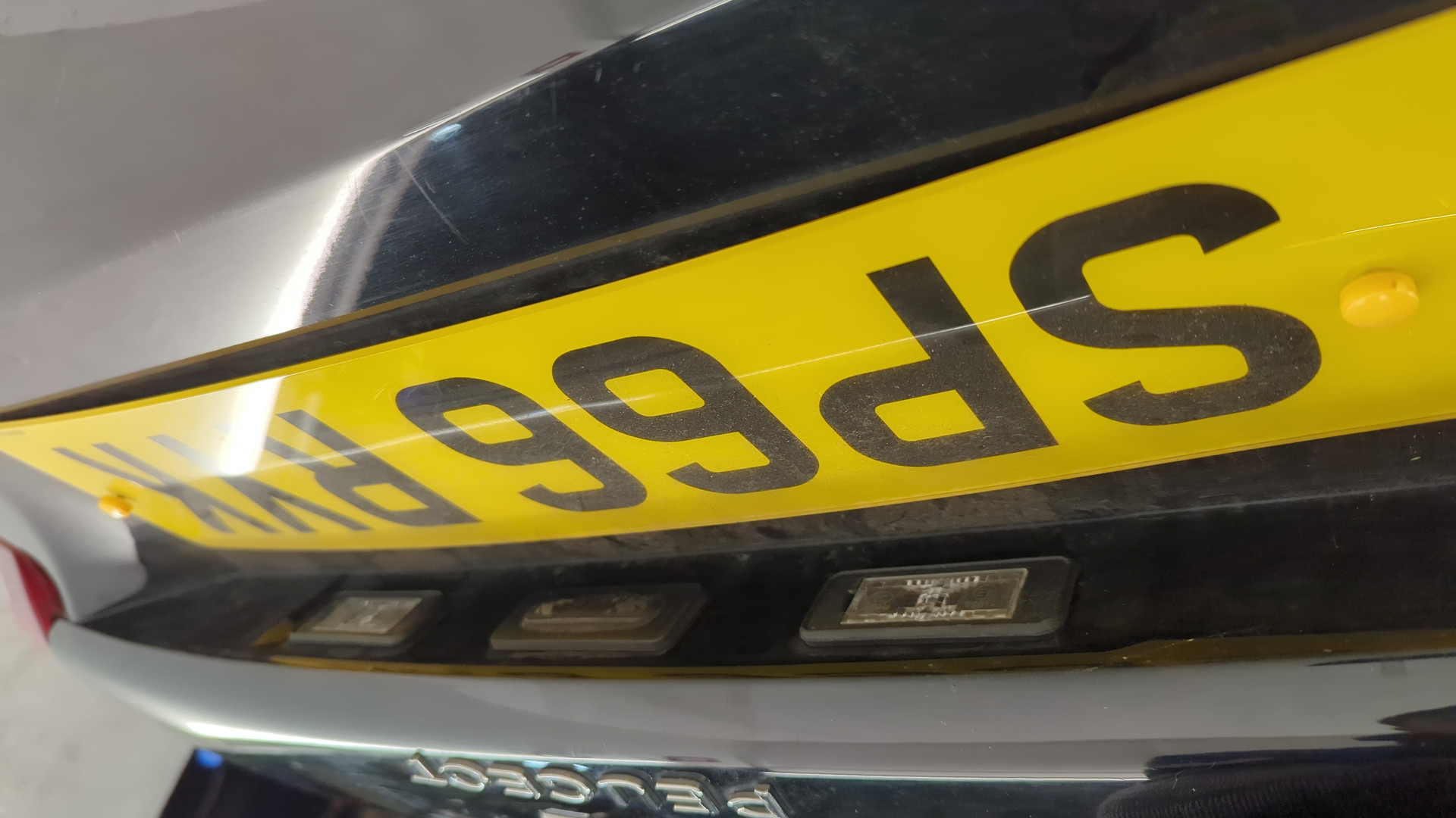 Дверь багажника