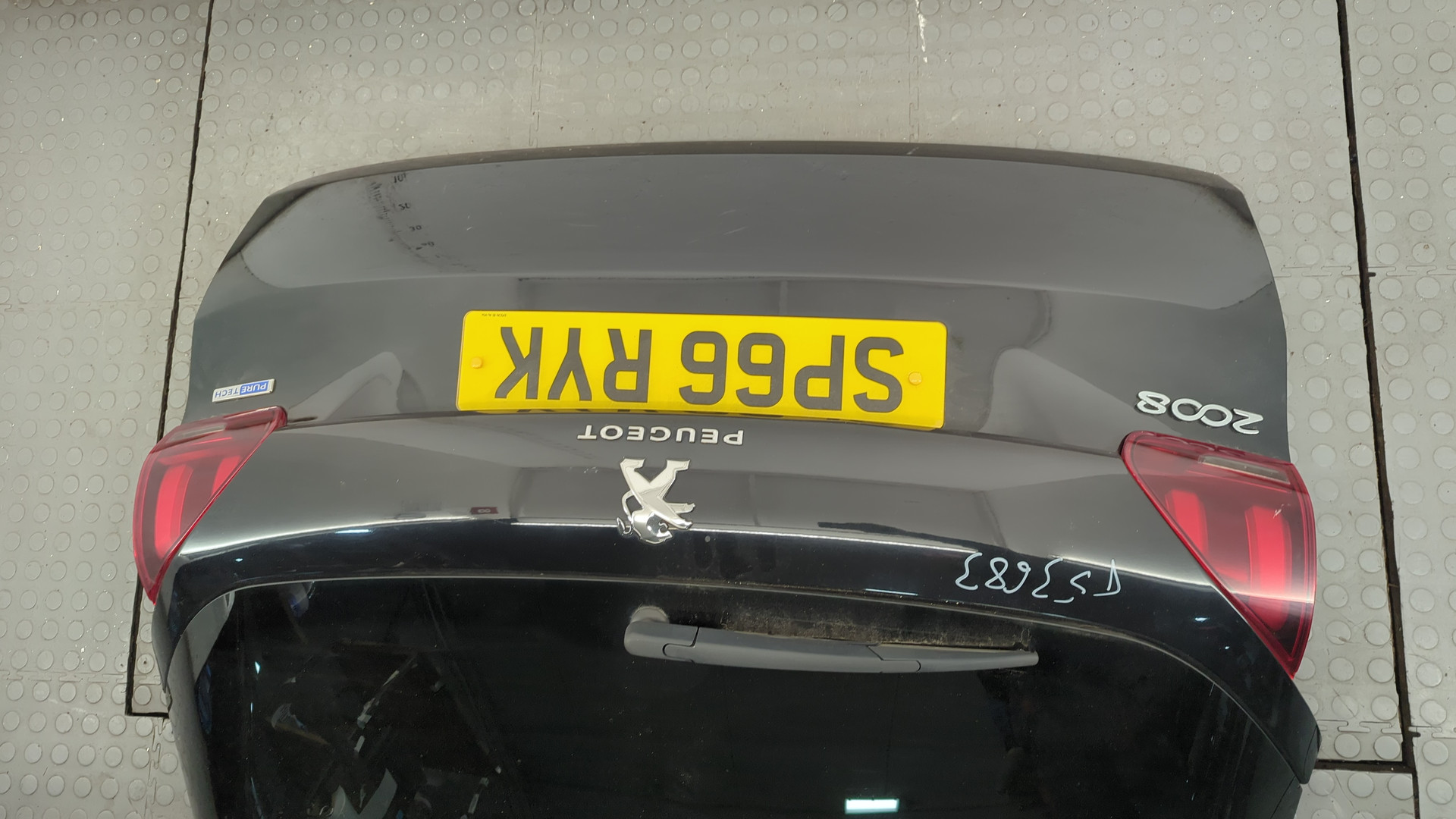 Дверь багажника