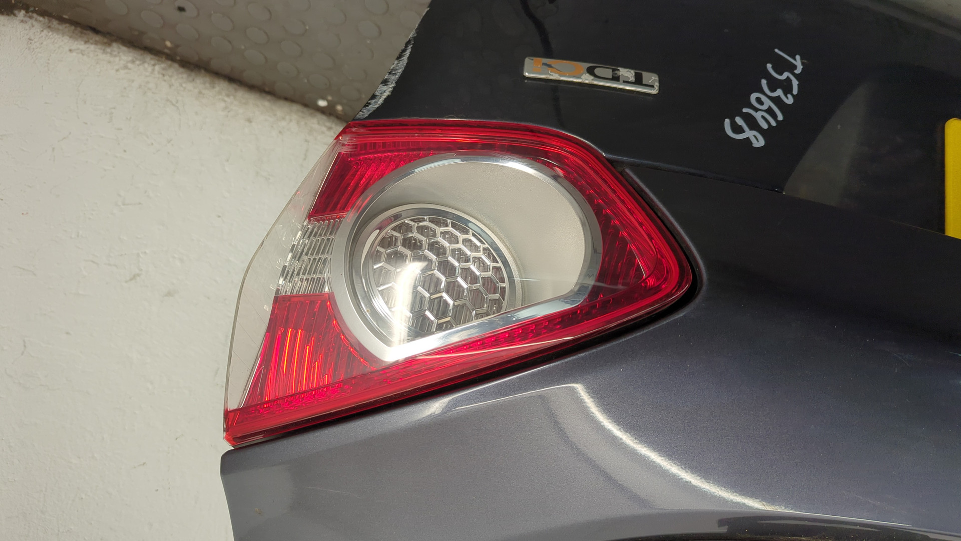 Дверь багажника