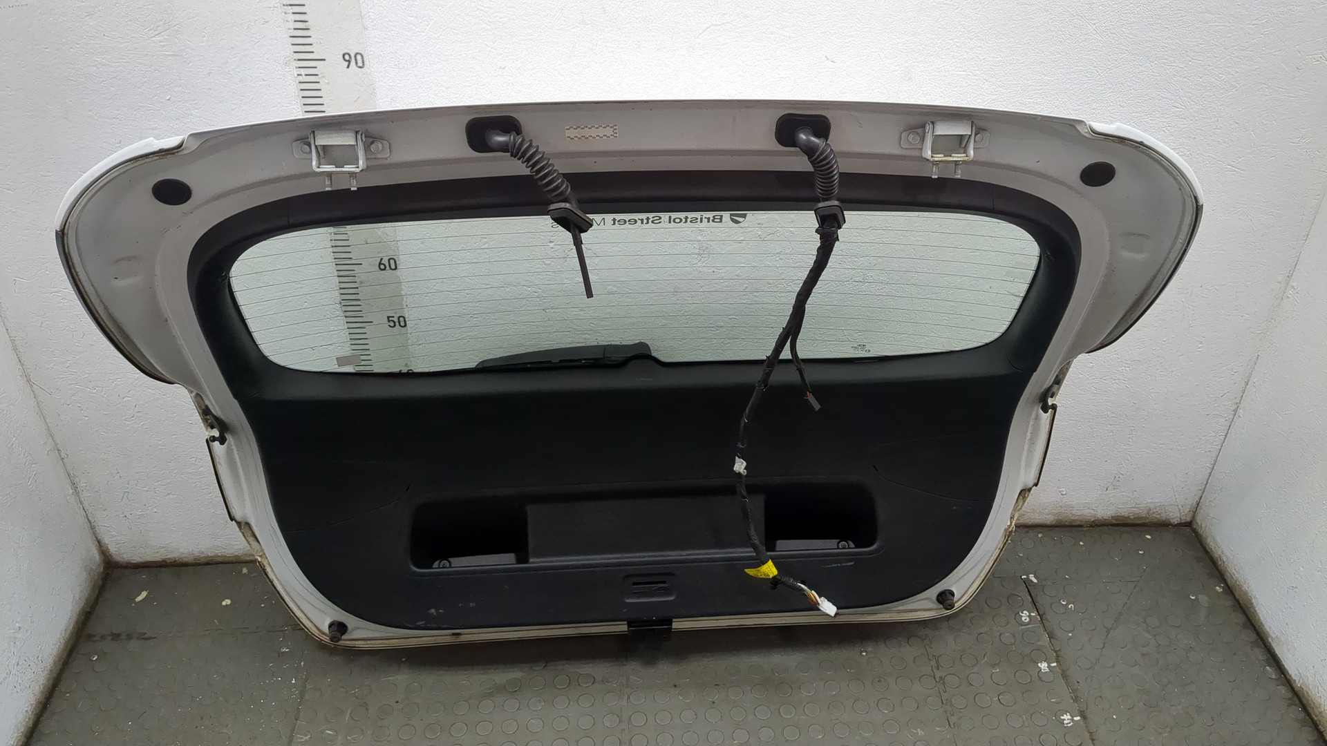 Дверь багажника