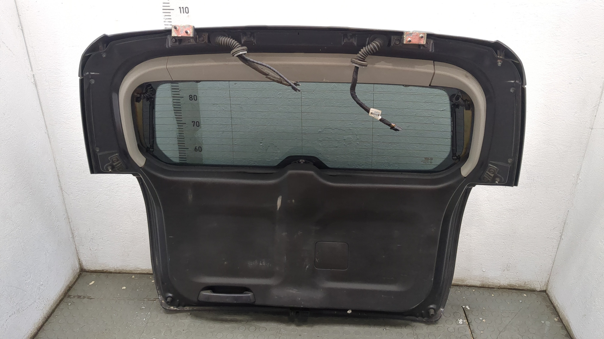 Дверь багажника