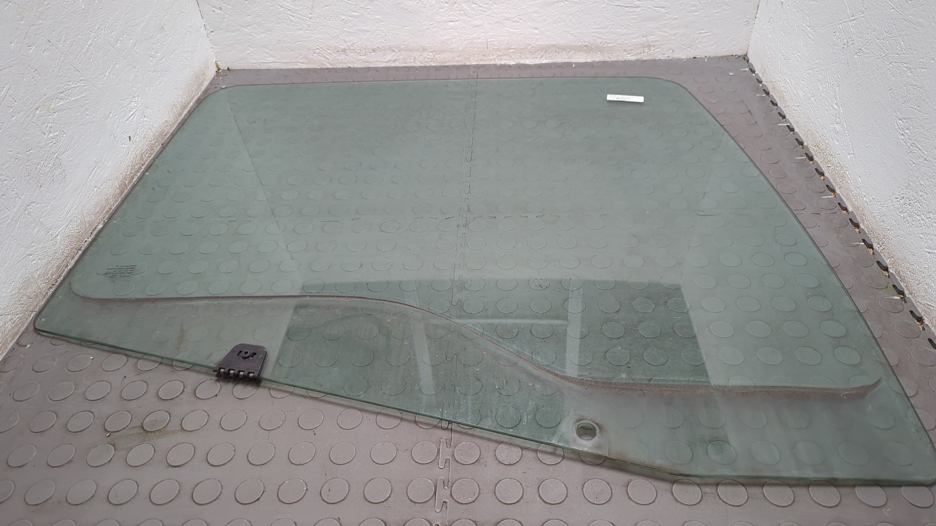 Стекло двери передней правой