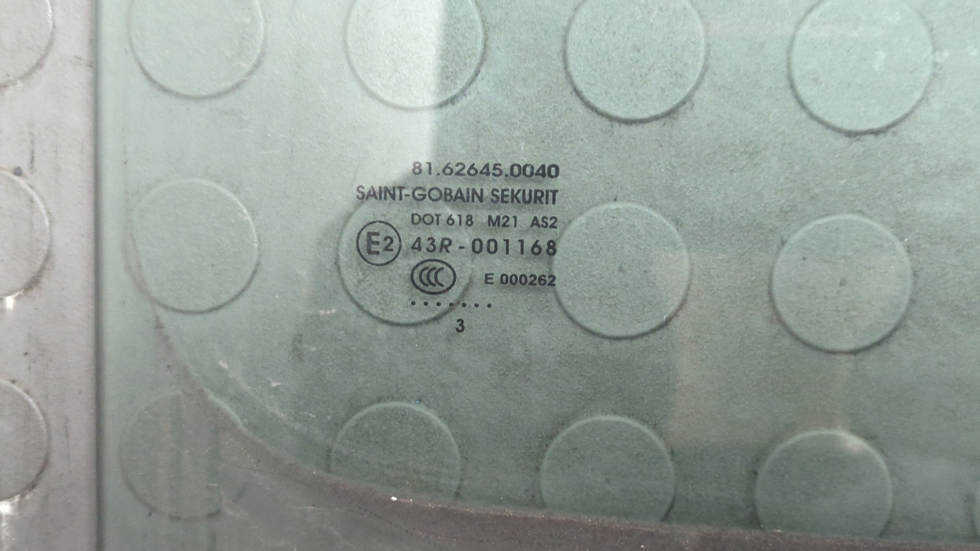 Стекло двери передней правой