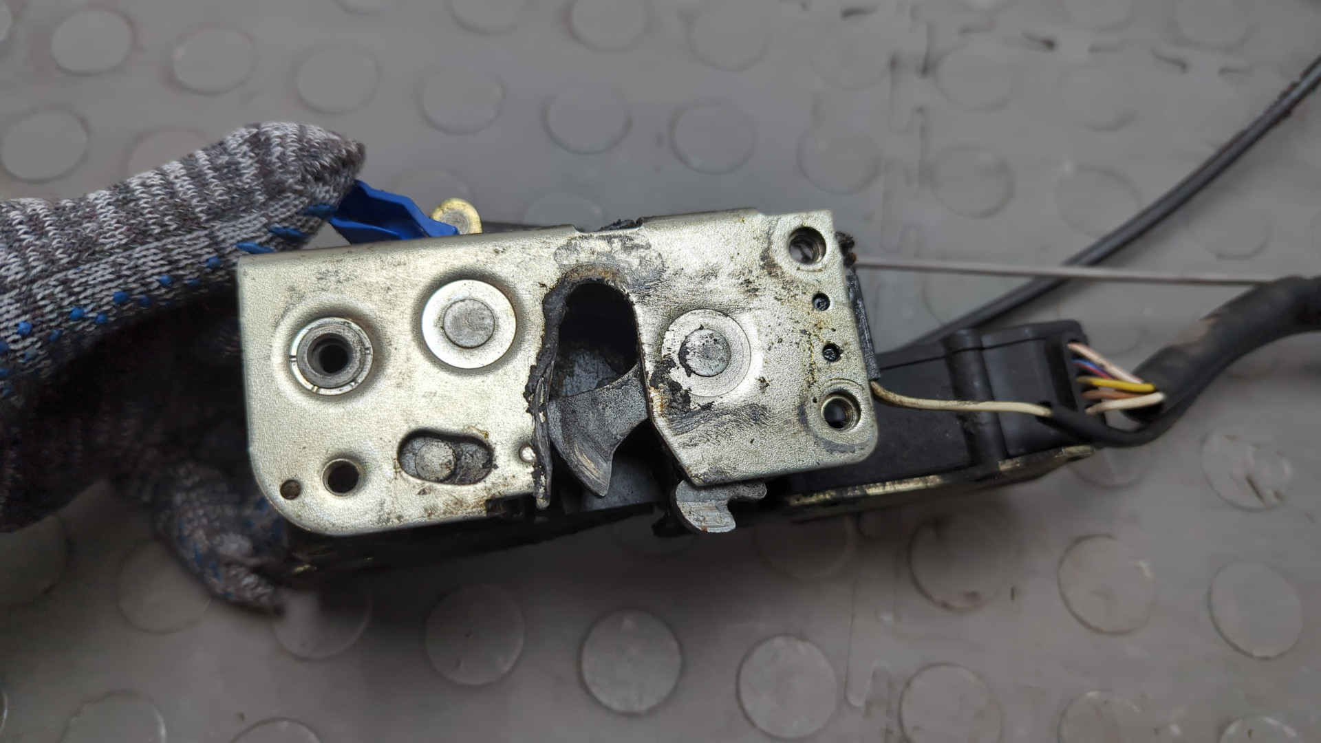 Замок двери передней правой