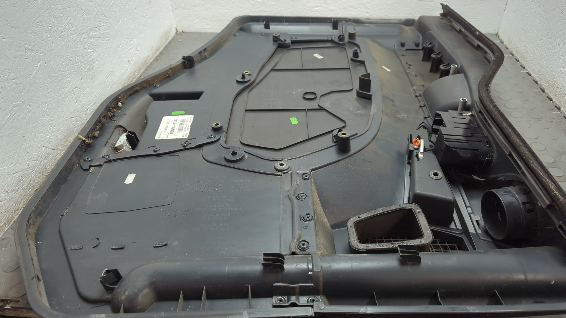 Обшивка двери передней правой