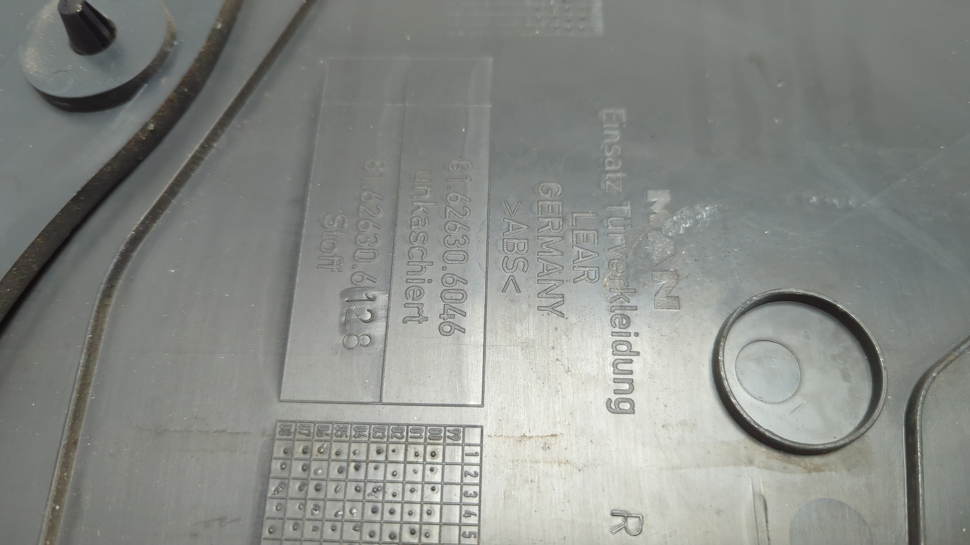 Обшивка двери передней правой