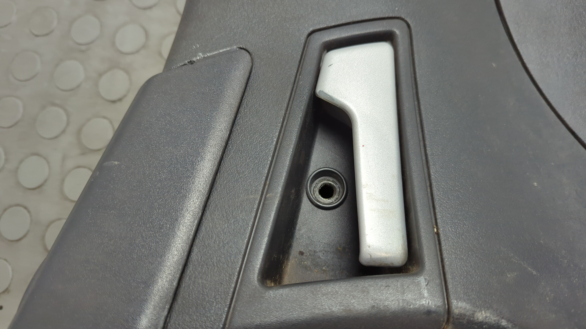 Обшивка двери передней правой