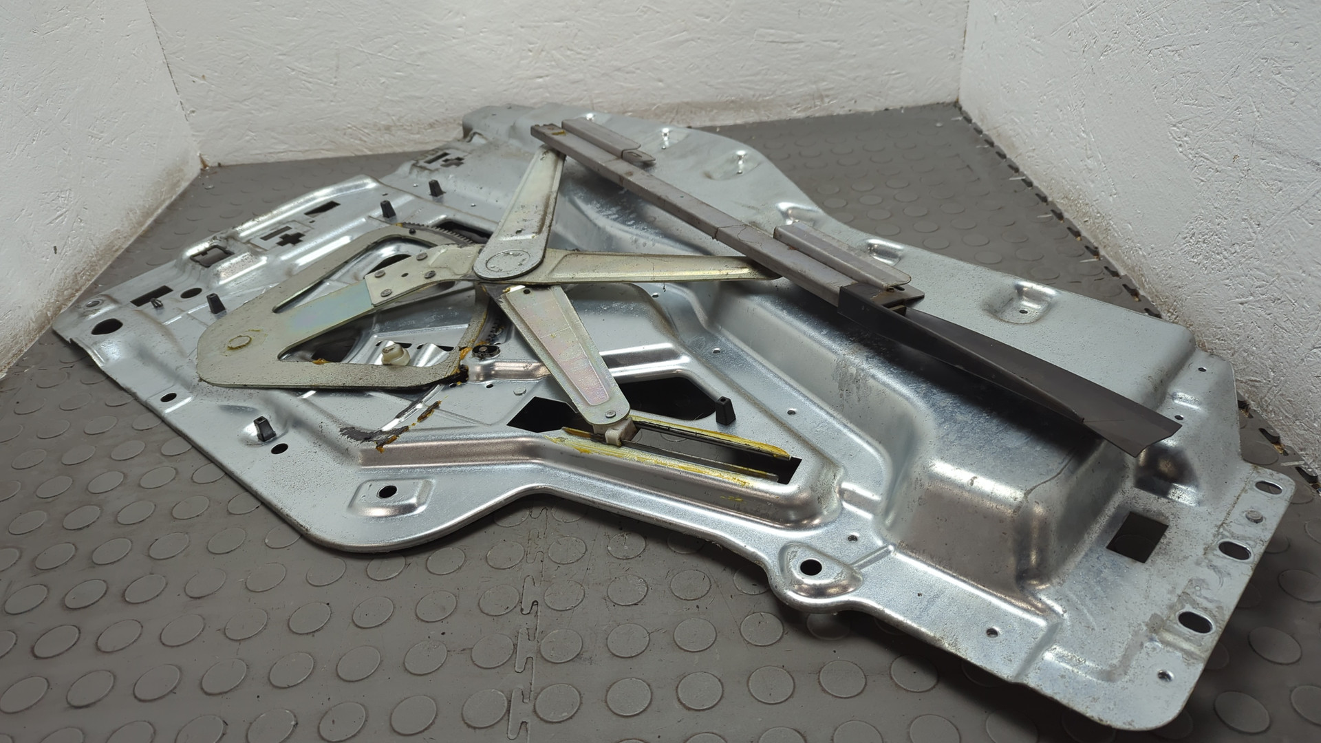 Стеклоподъемник электр. передний правый