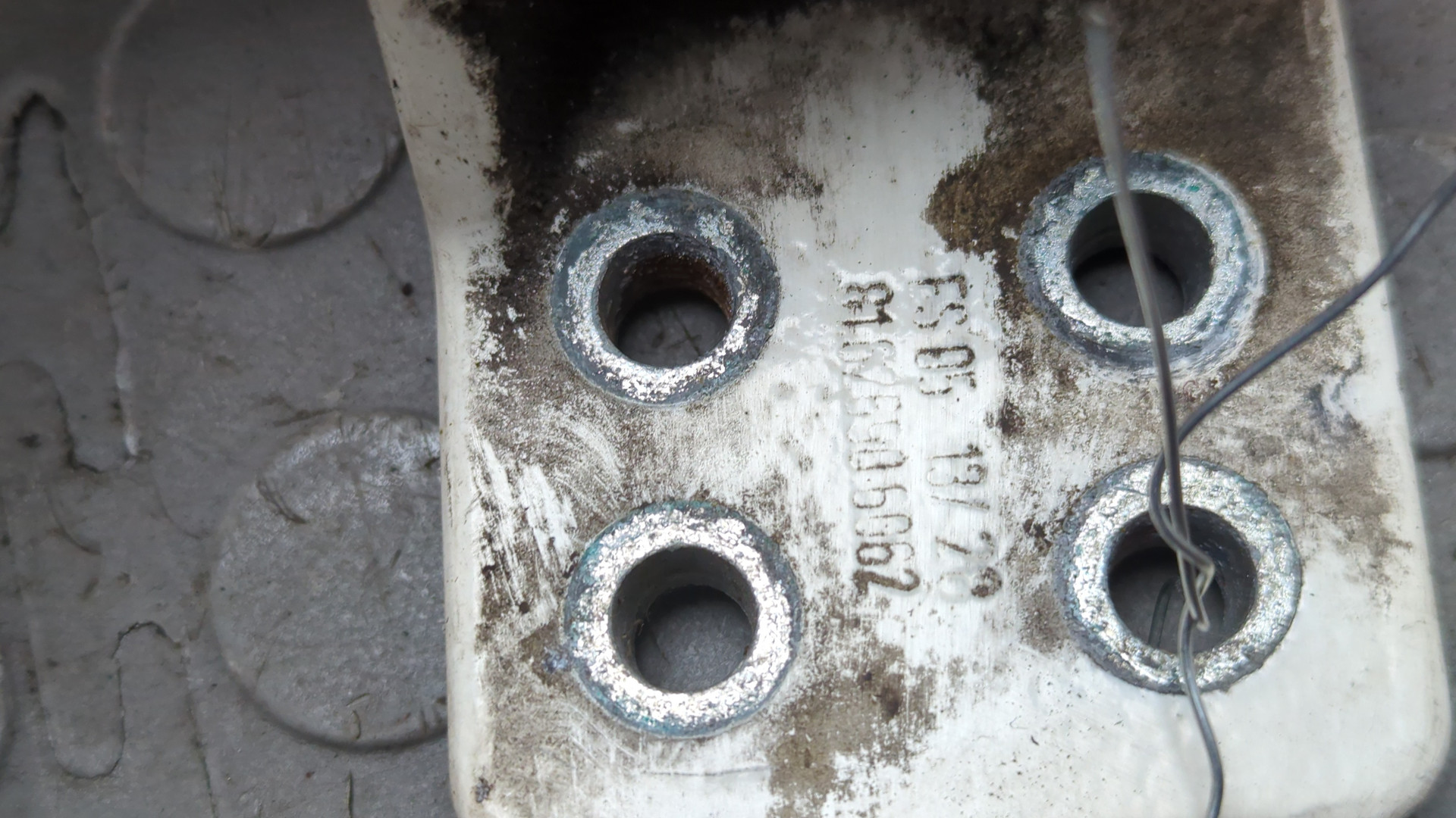 Петля двери