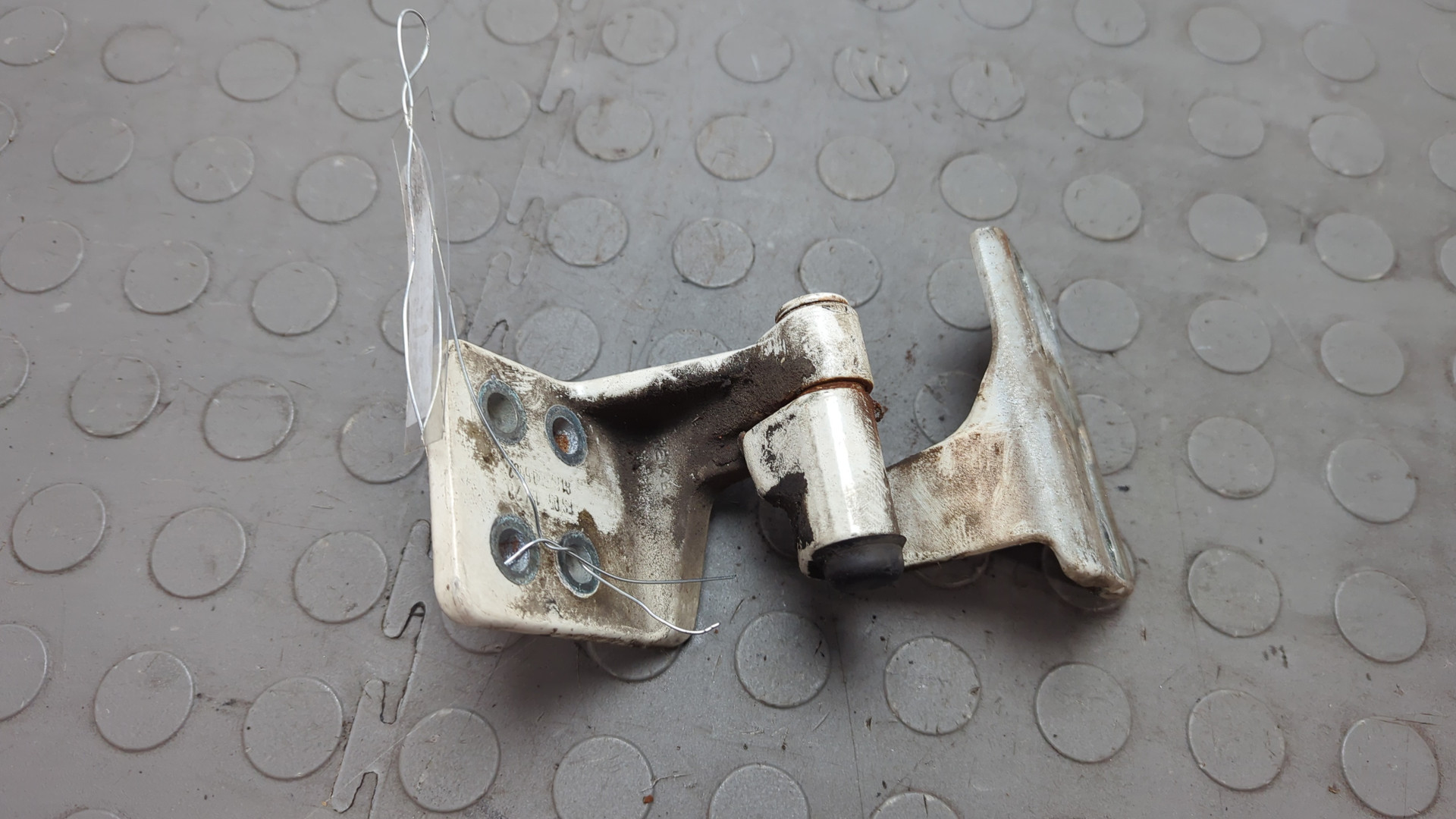 Петля двери