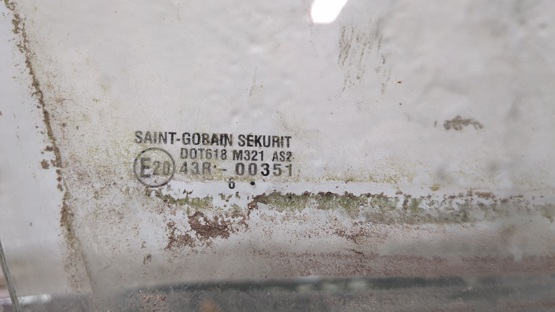 Стекло двери передней правой