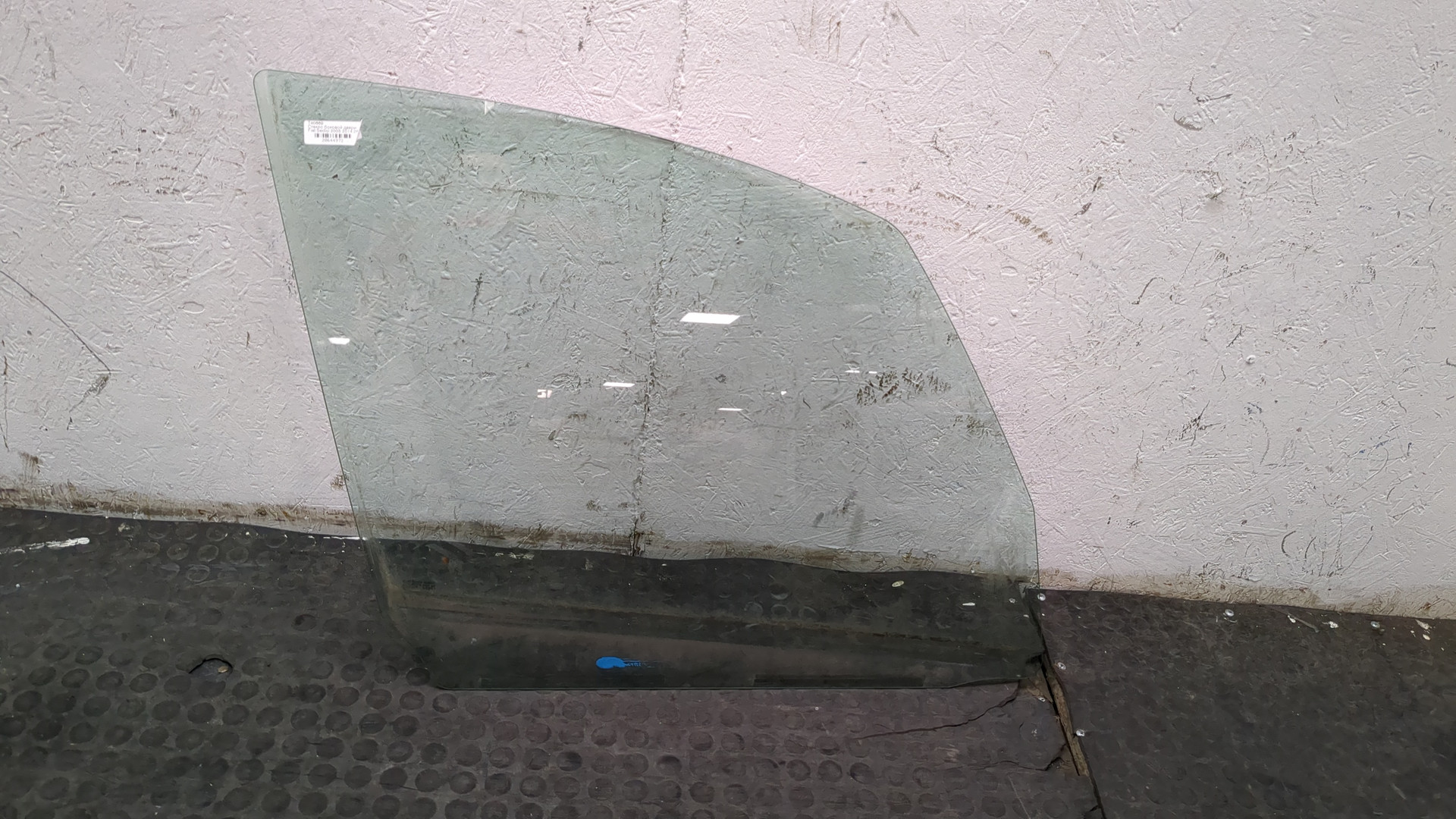 Стекло двери передней правой