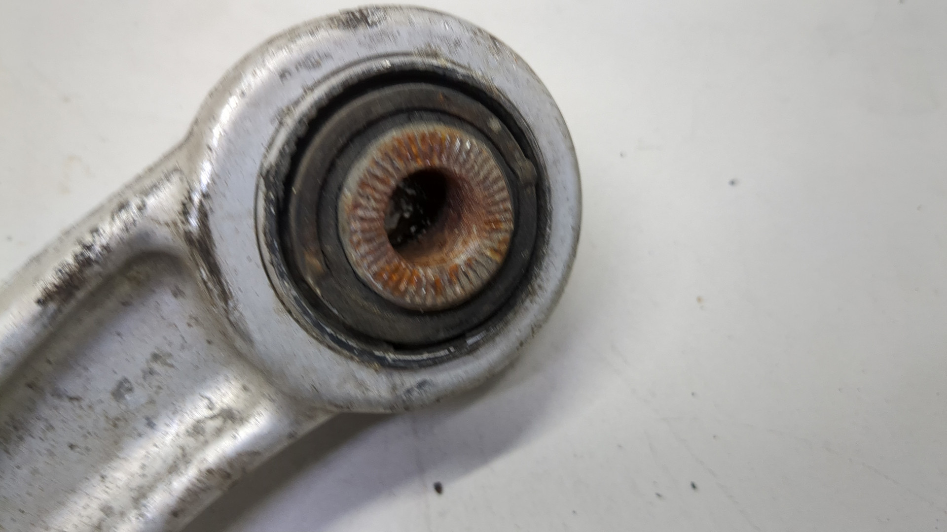 Рычаг задний левый