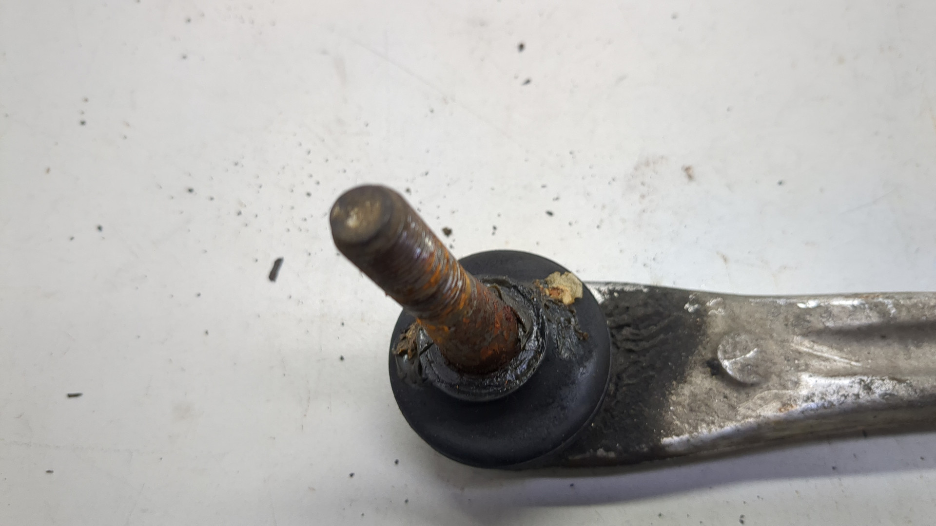 Рычаг задний левый