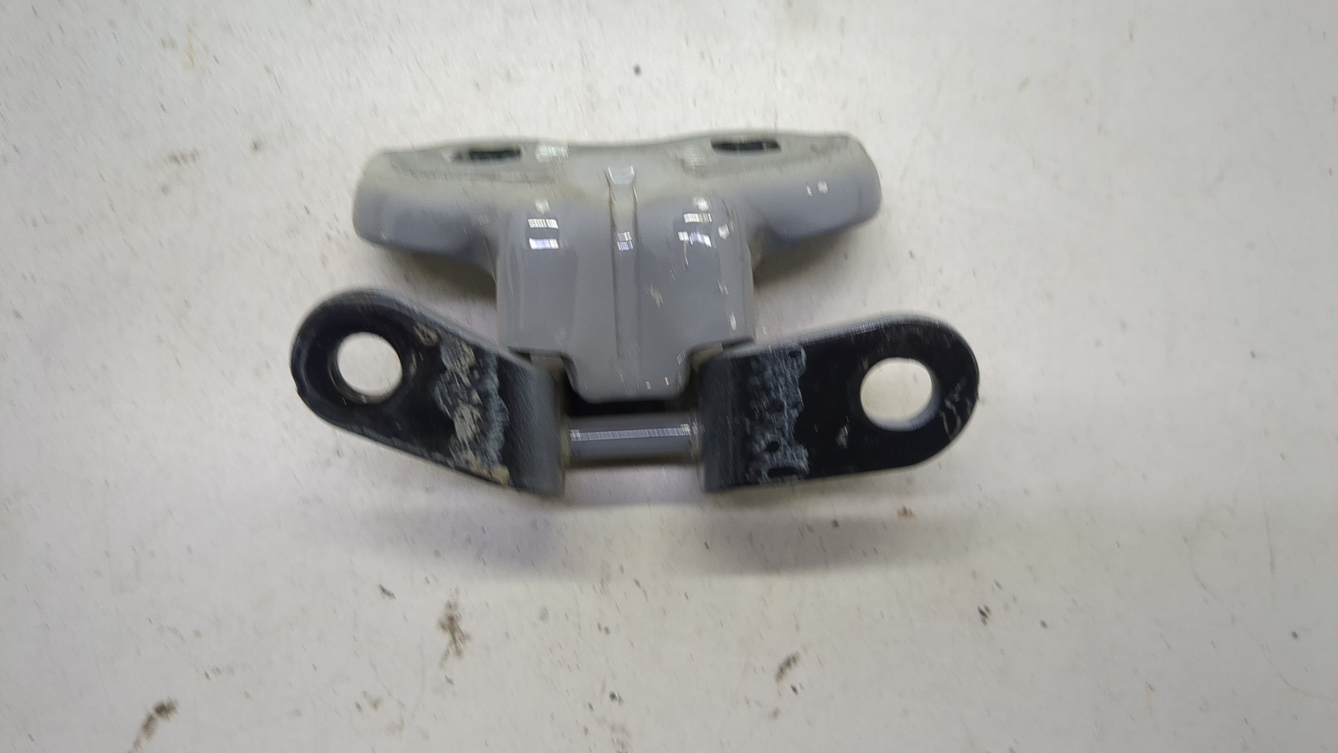 Петля двери