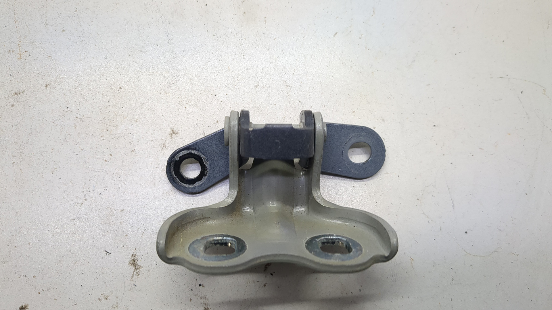 Петля двери