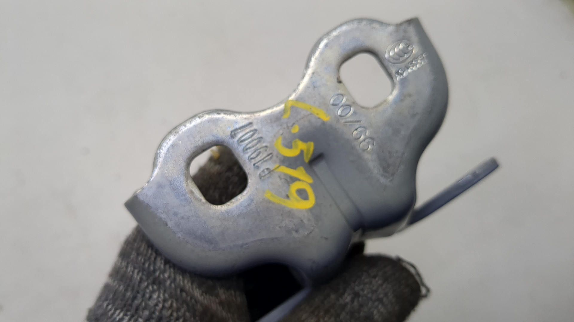 Петля двери