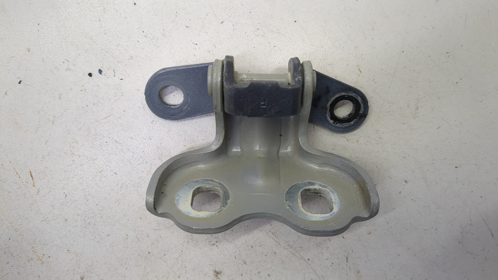 Петля двери