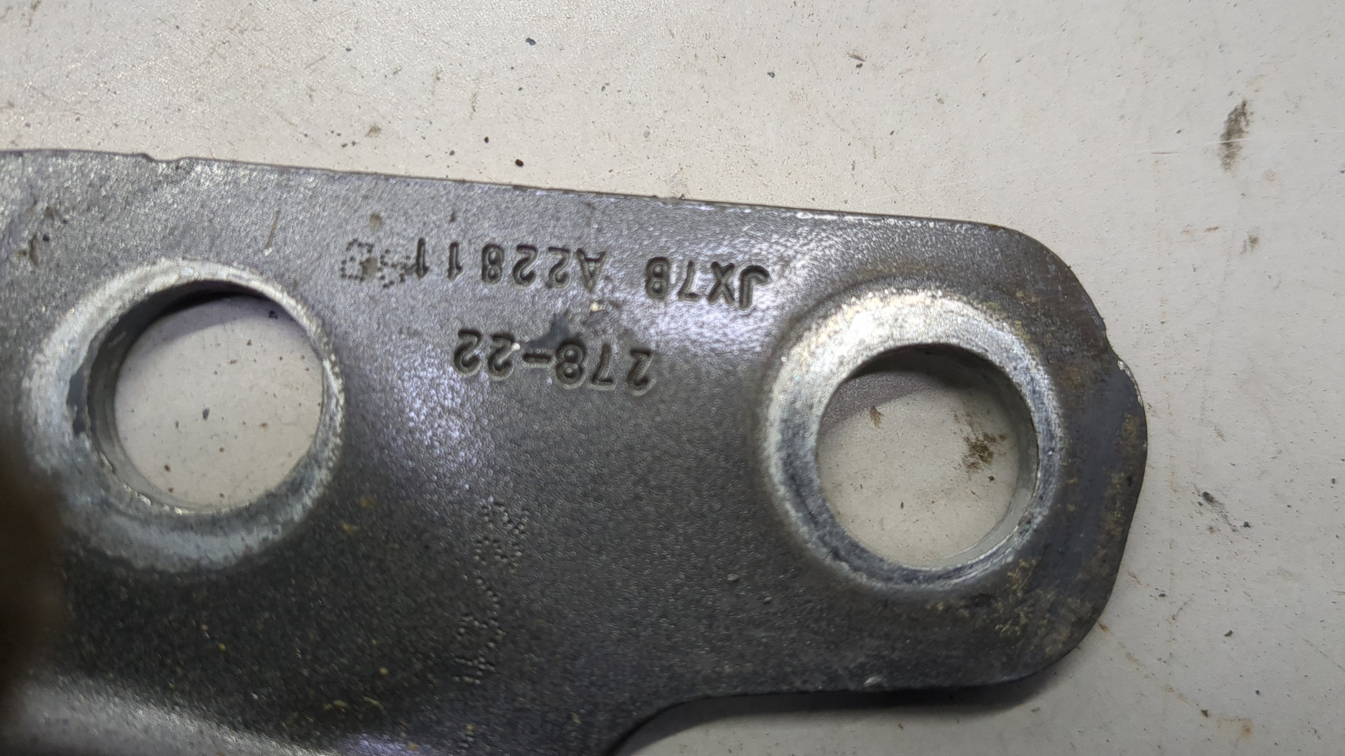 Петля двери