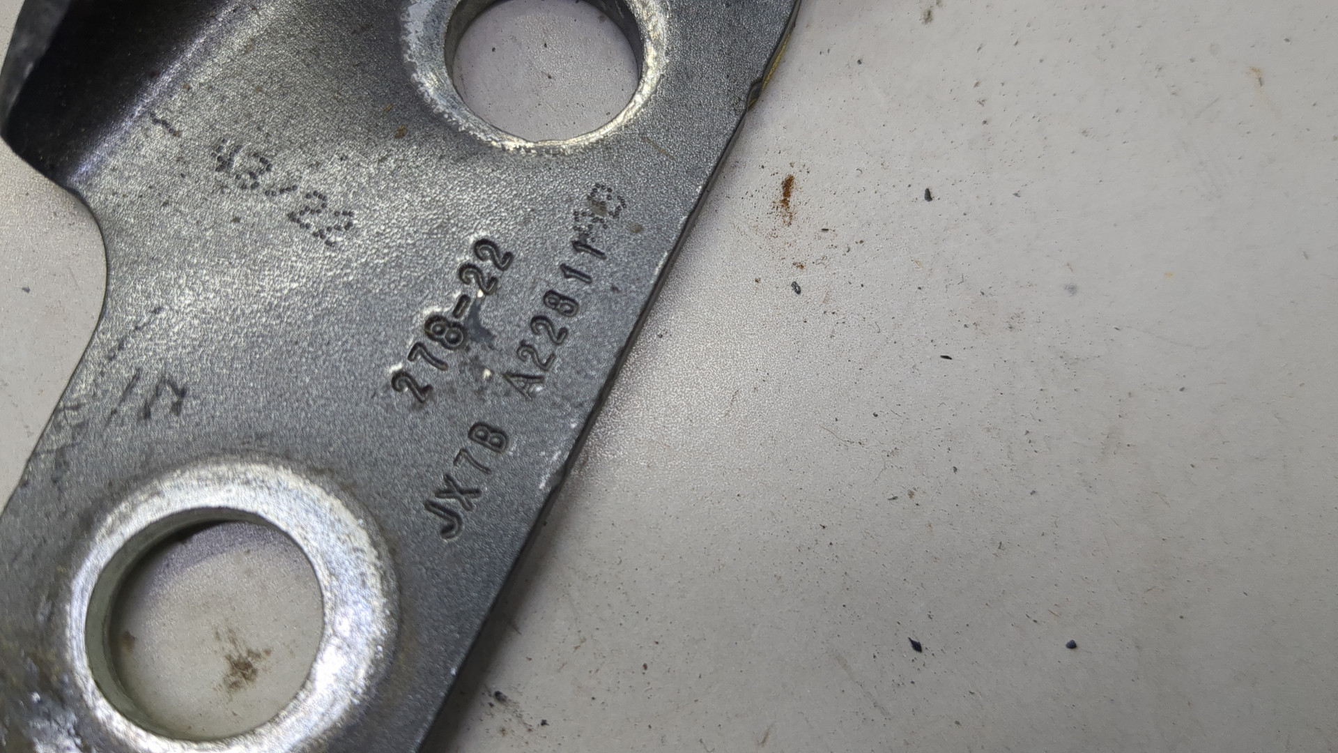 Петля двери