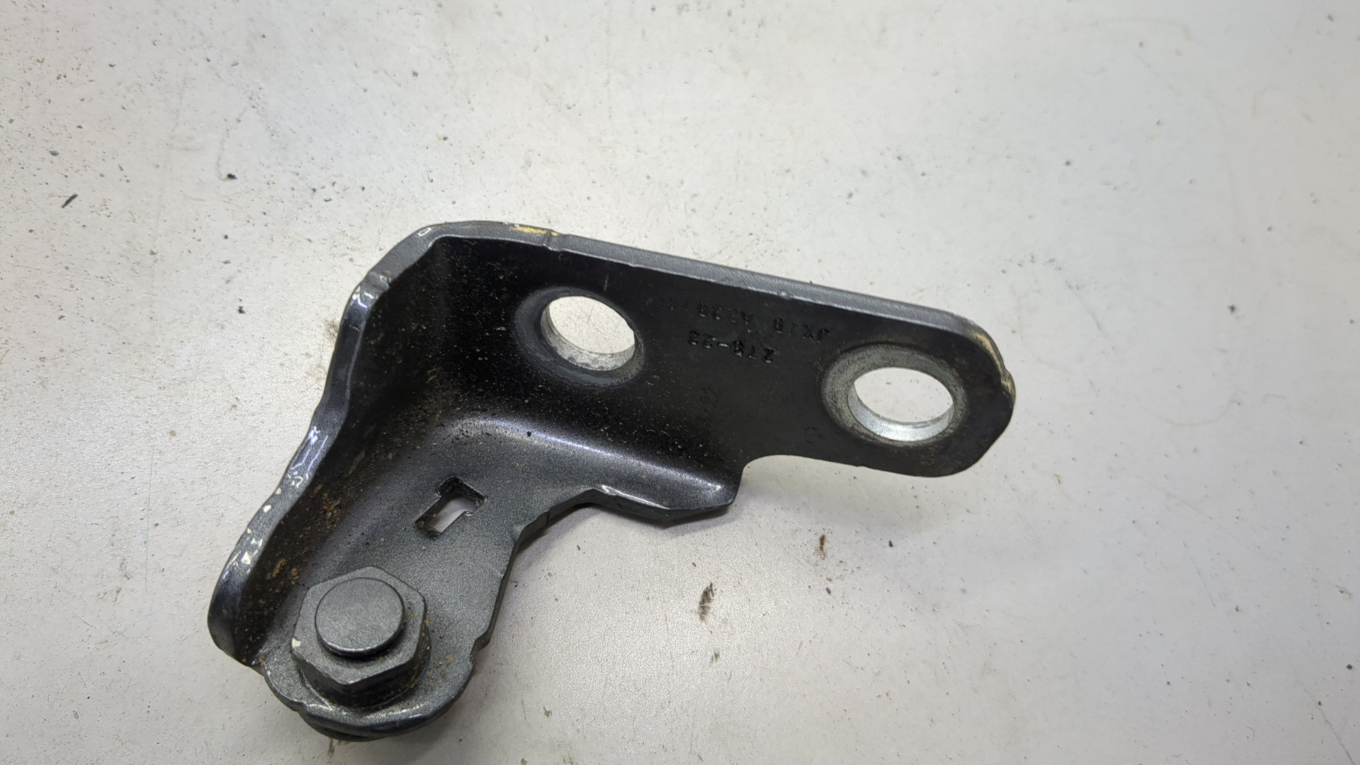 Петля двери