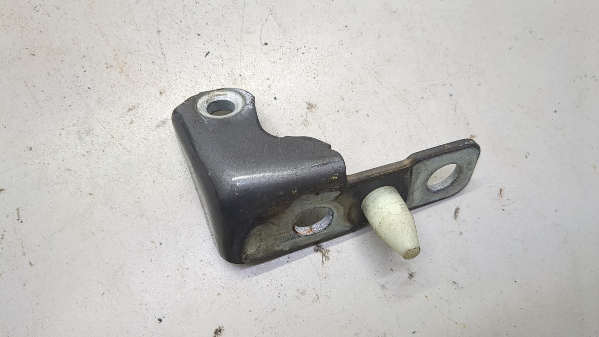 Петля двери