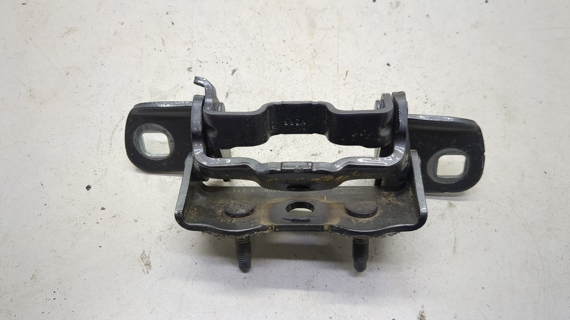 Петля крышки багажника