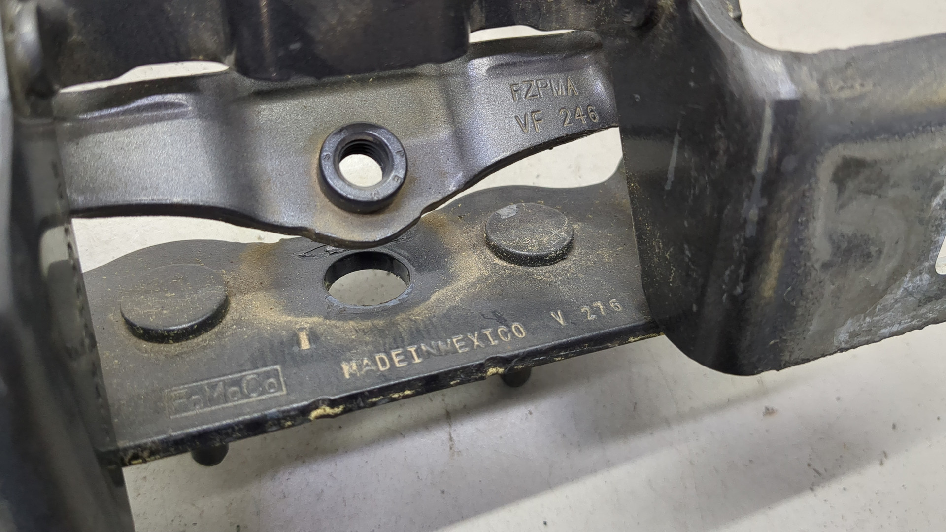 Петля крышки багажника