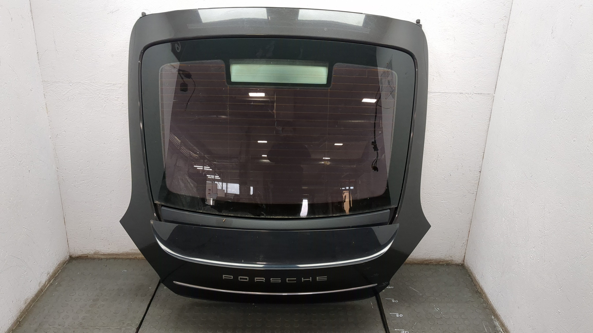 Дверь багажника