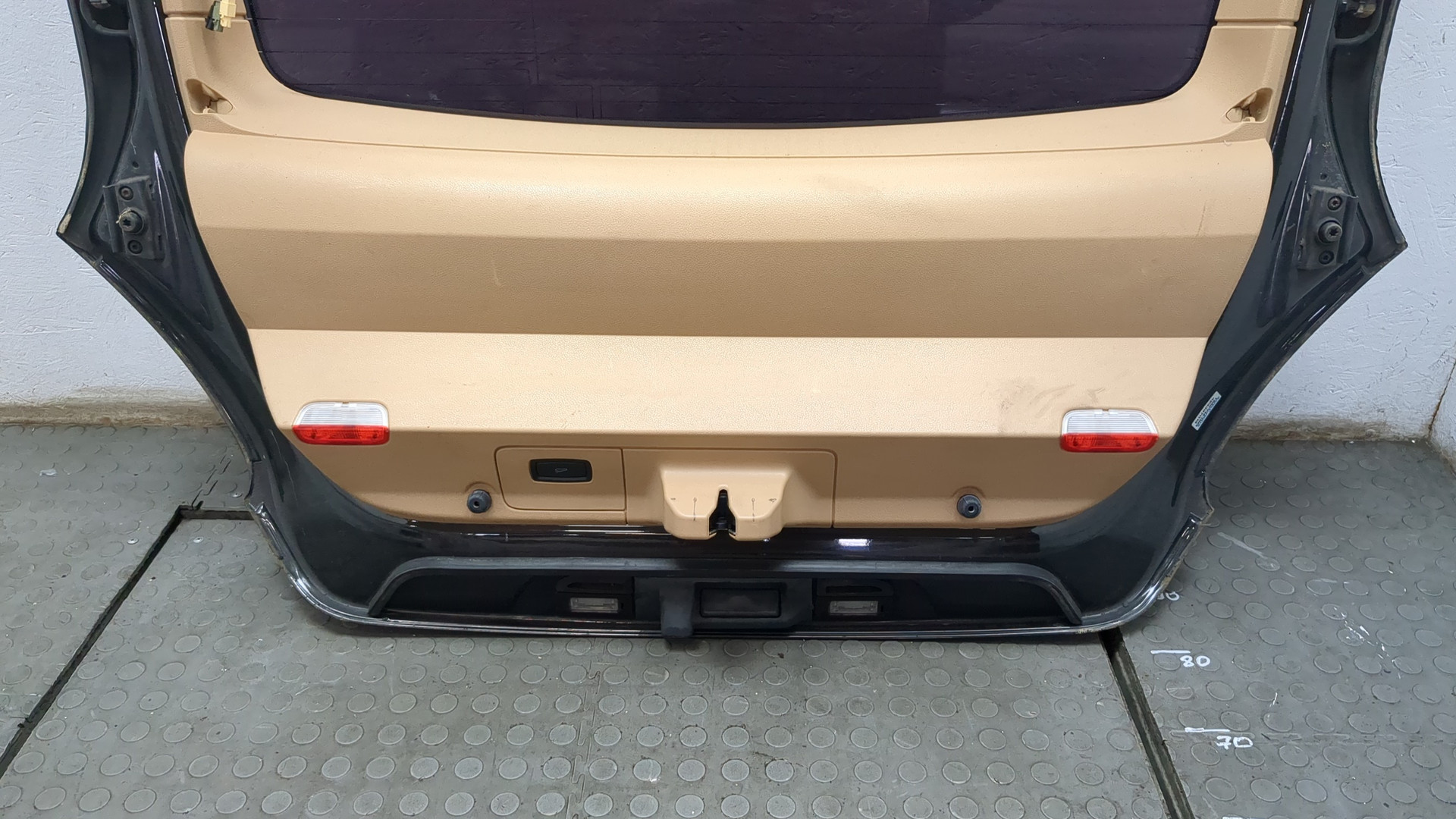 Дверь багажника