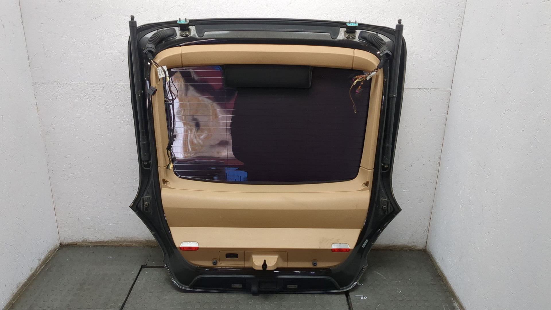 Дверь багажника