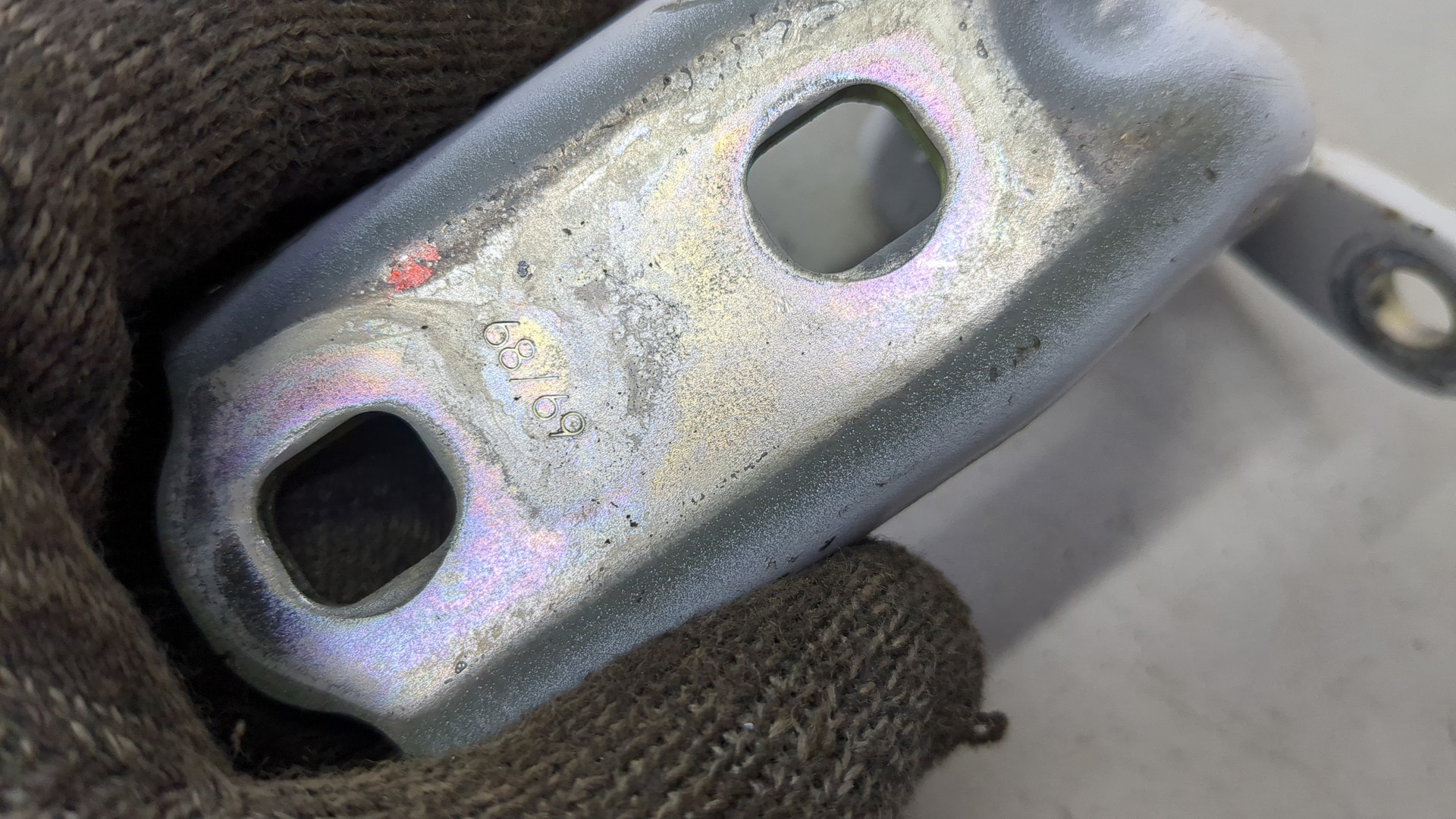 Петля двери