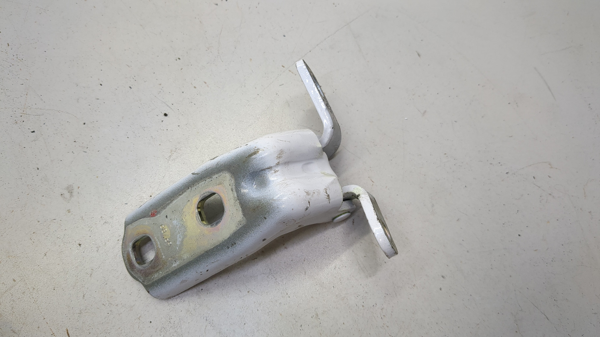 Петля двери