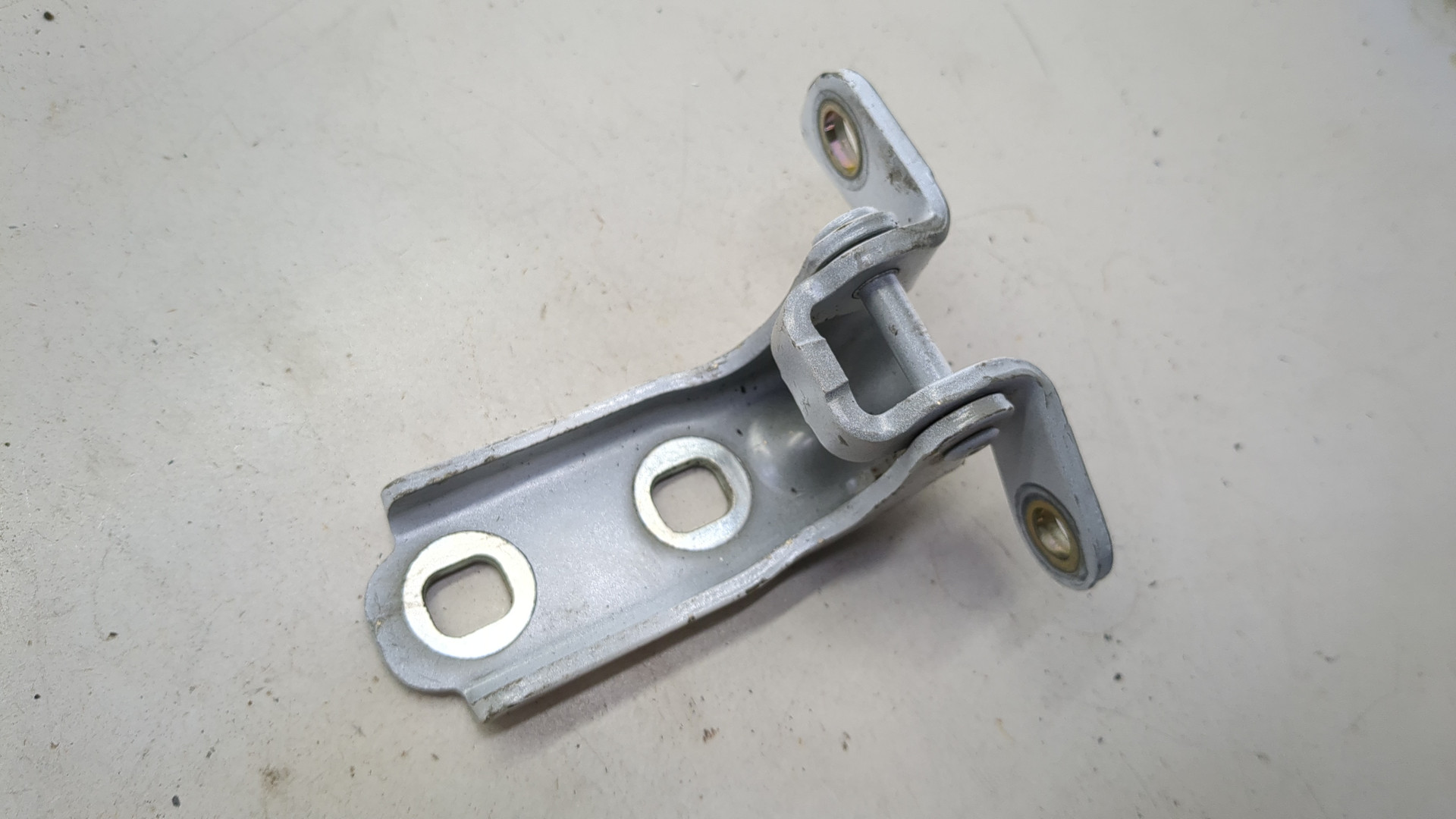 Петля двери