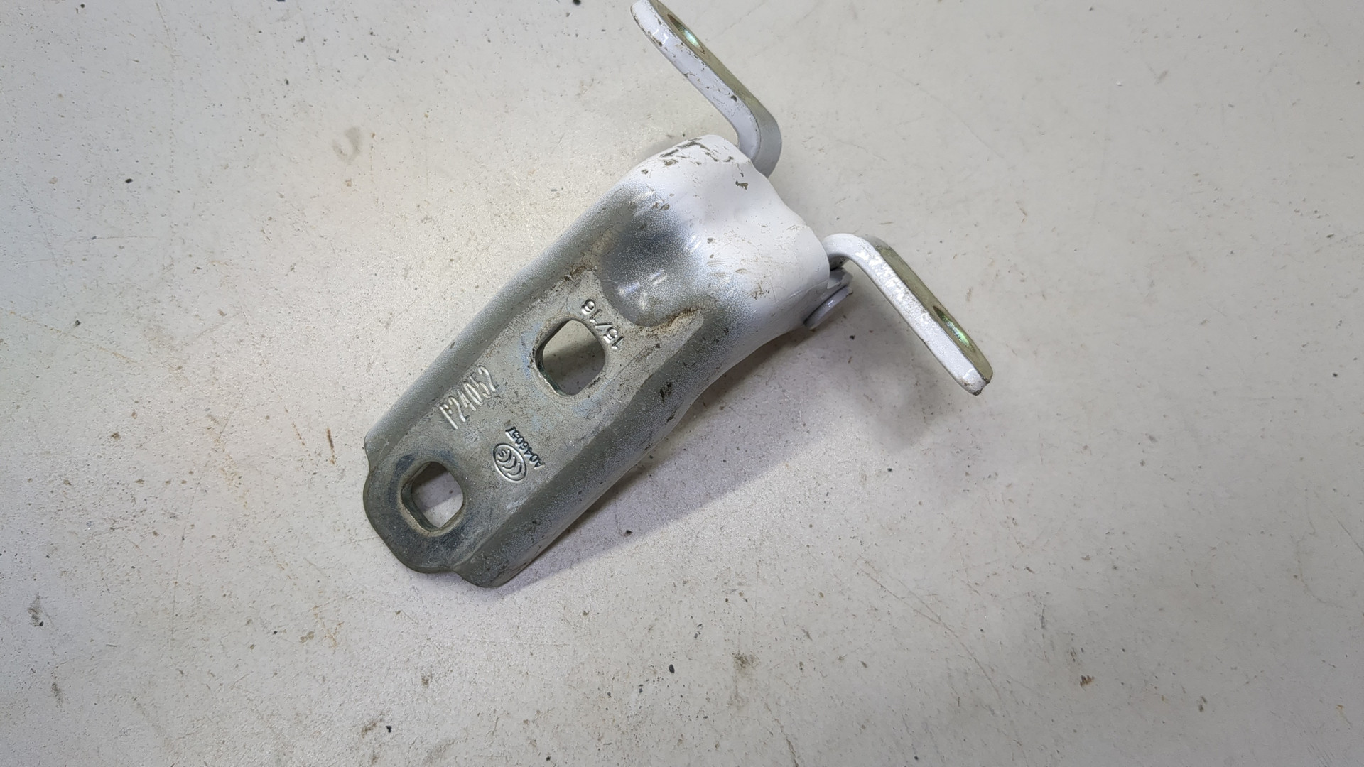 Петля двери