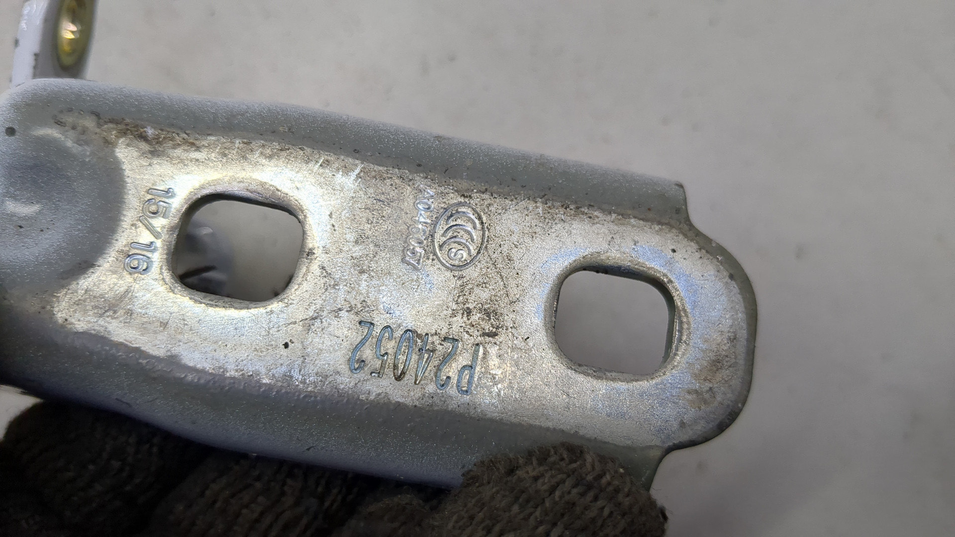 Петля двери