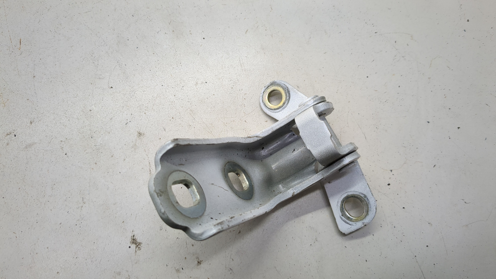 Петля двери