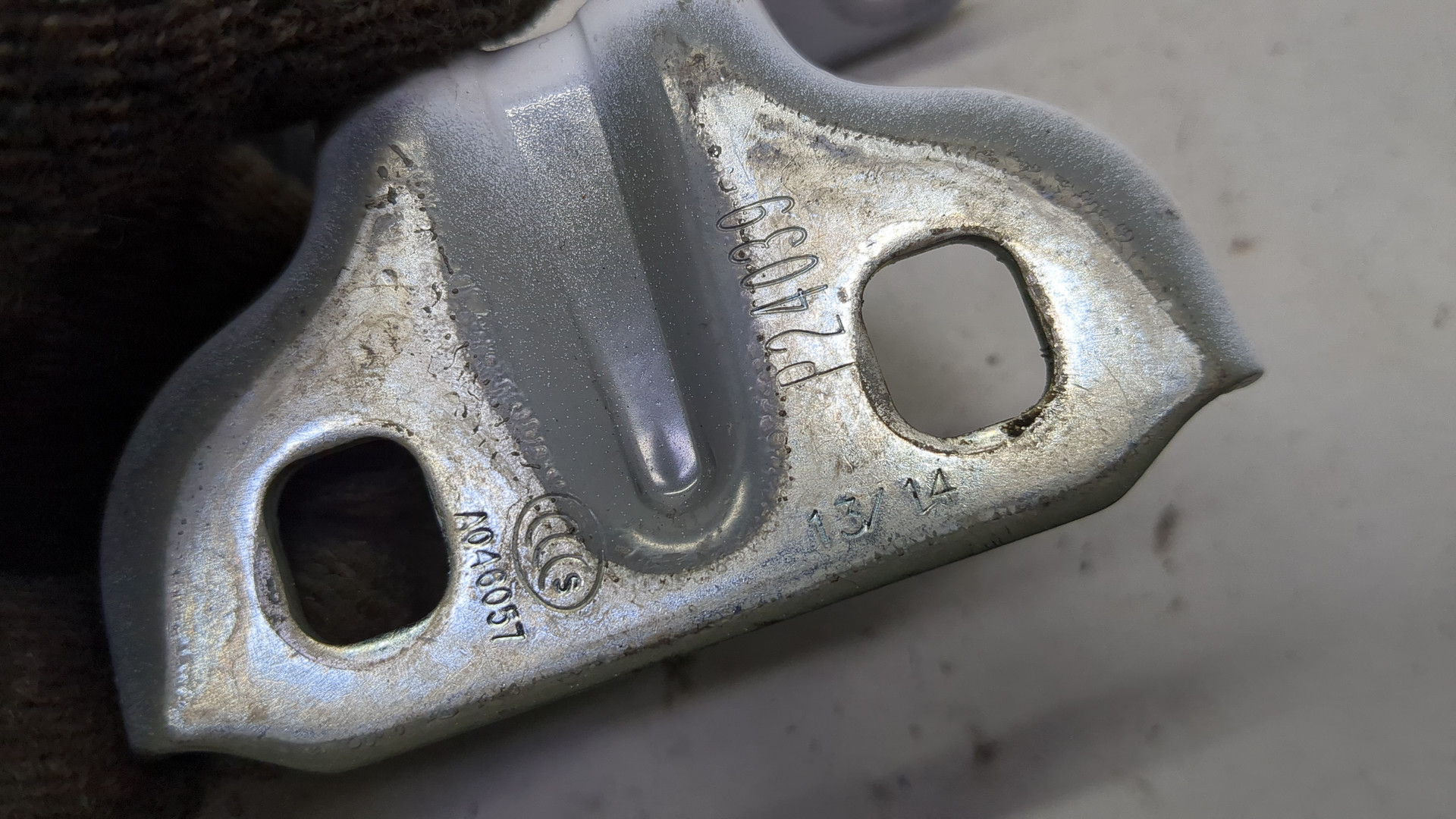 Петля двери