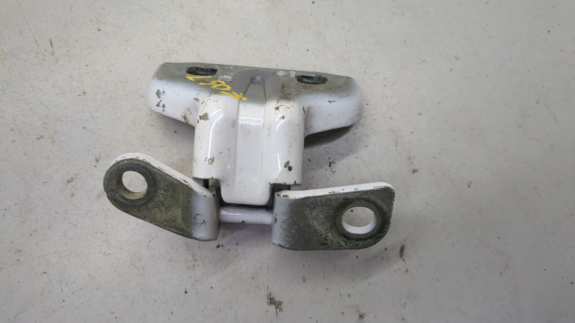 Петля двери