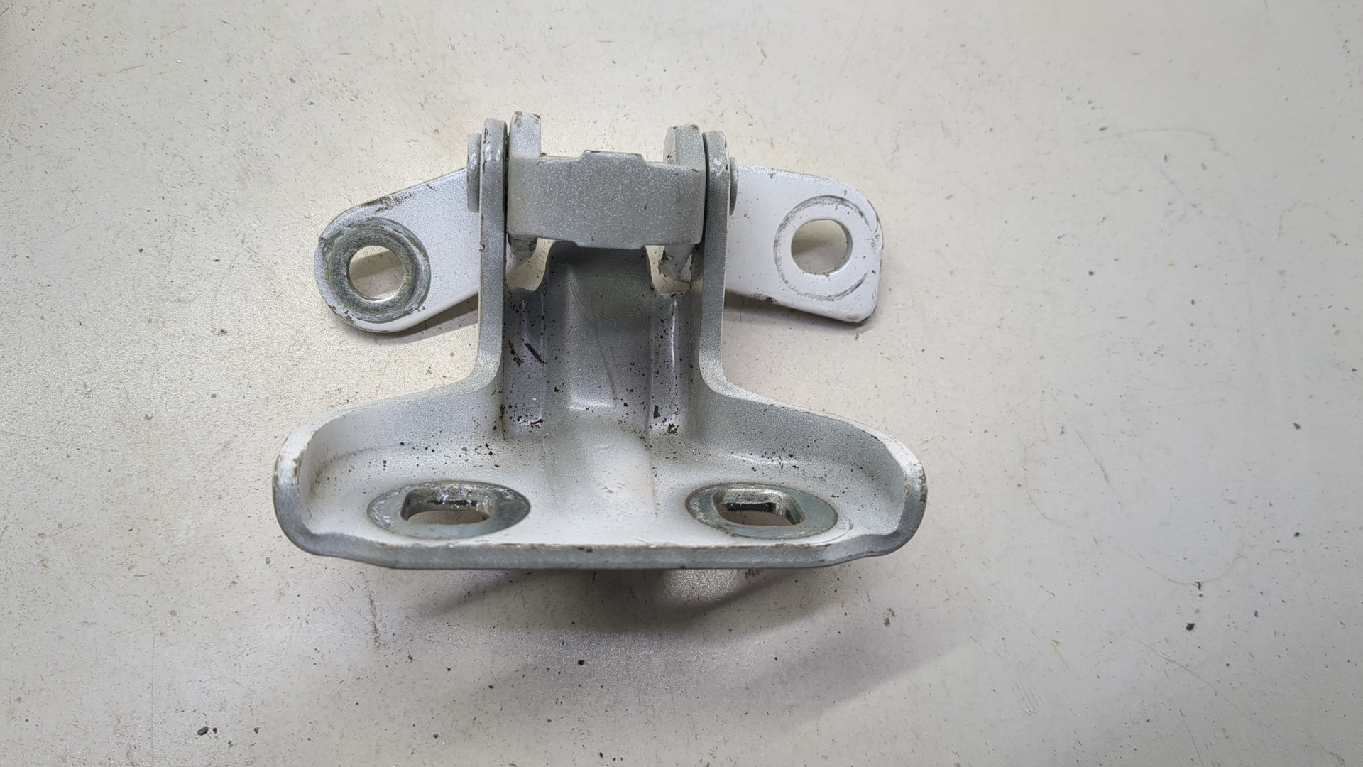 Петля двери