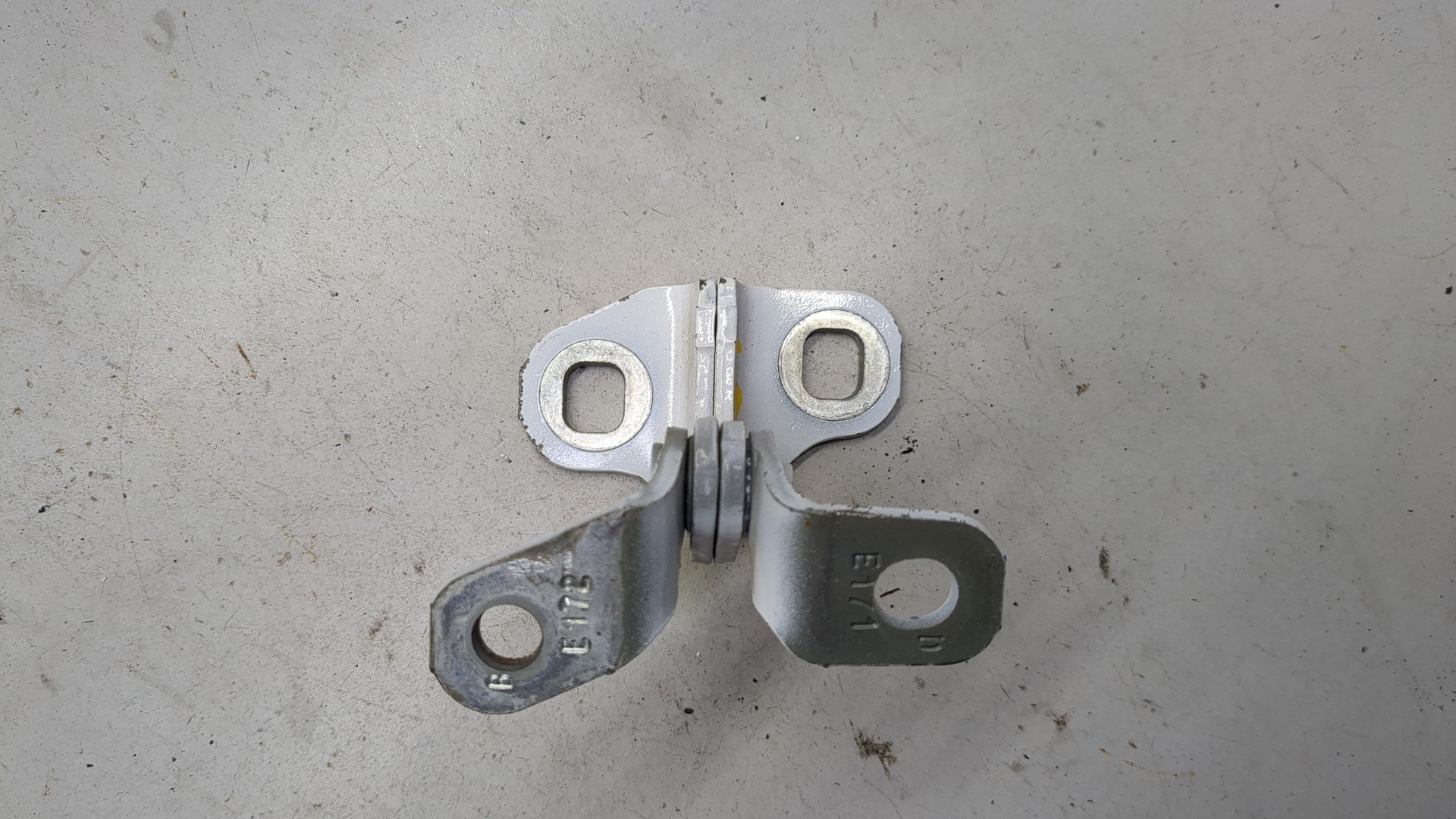 Петля двери