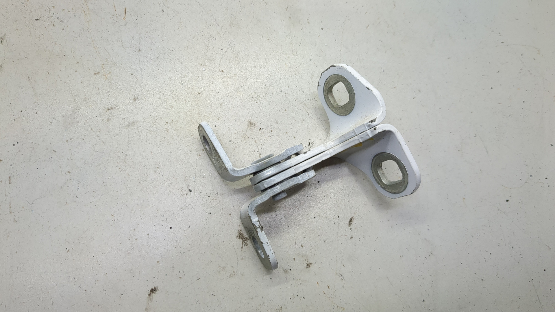 Петля двери