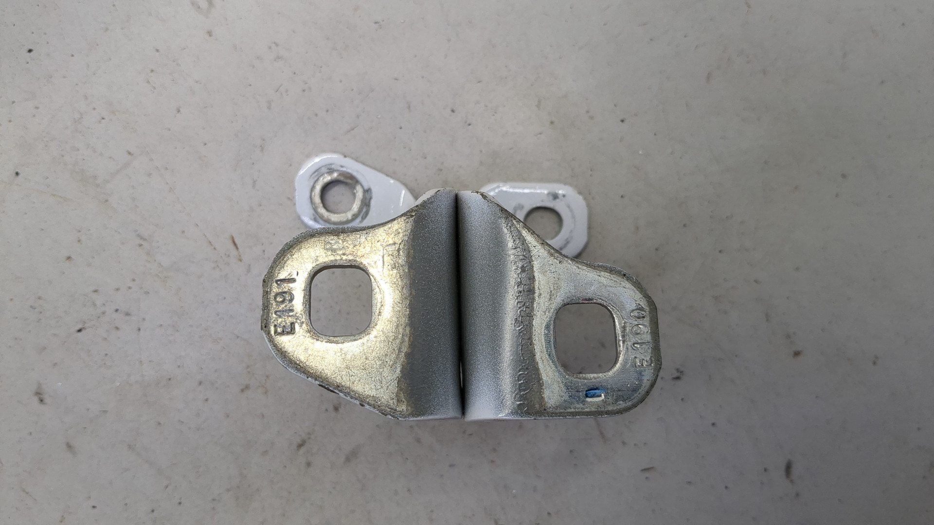 Петля двери